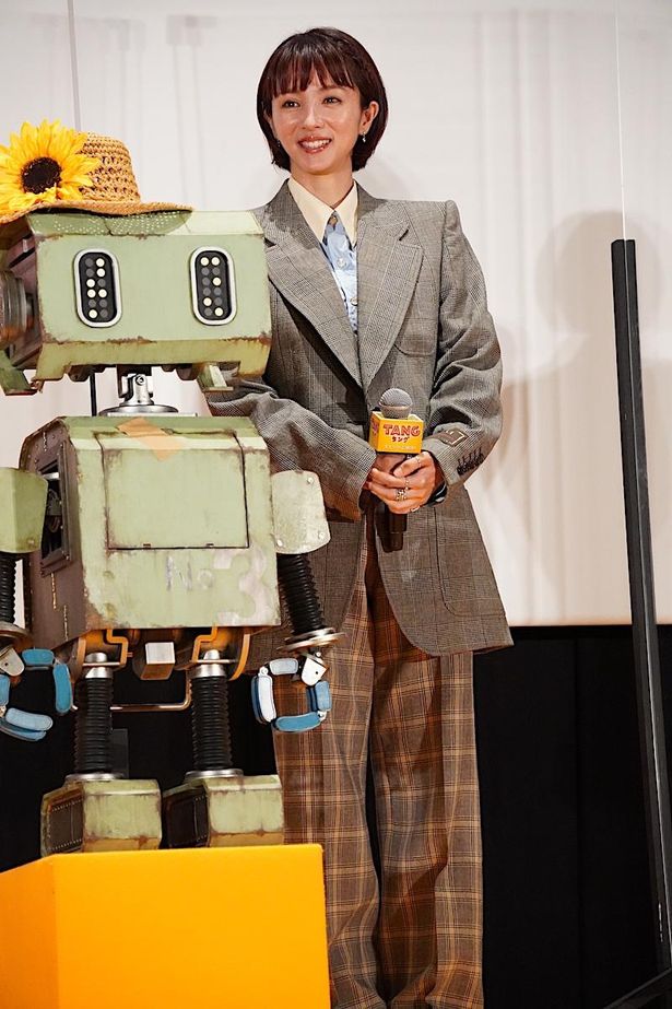 【写真を見る】チェックのジャケット＆パンツのマニッシュコーデで登場した満島ひかり