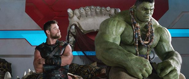 ソーとハルクの凸凹コンビぶりも最高！(『マイティ・ソー バトルロイヤル』)