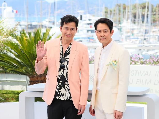 プライベートでも親友同士であるイ・ジョンジェ(右)とチョン・ウソン(左)