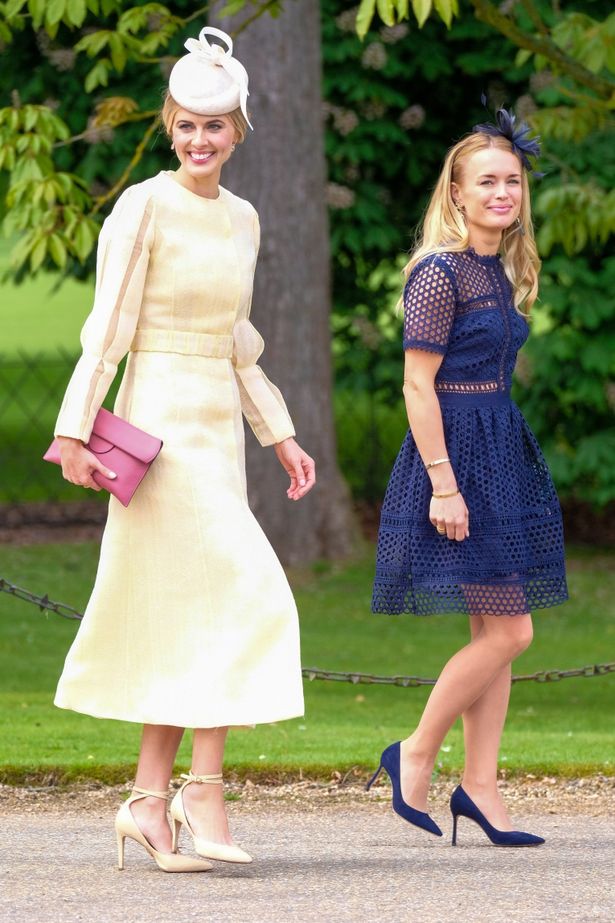 【写真を見る】ピッパの結婚式に薄いクリーム色のドレスで出席したドナ・エアー
