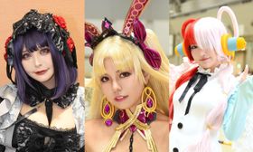 台風にも負けず、人気アニメやゲームのキャラクターに扮したコスプレイヤーがずらり！