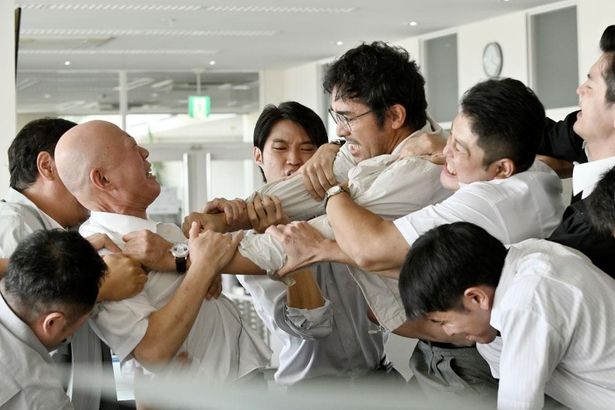 現場一筋30年の鬼刑事だった成瀬司(阿部寛)