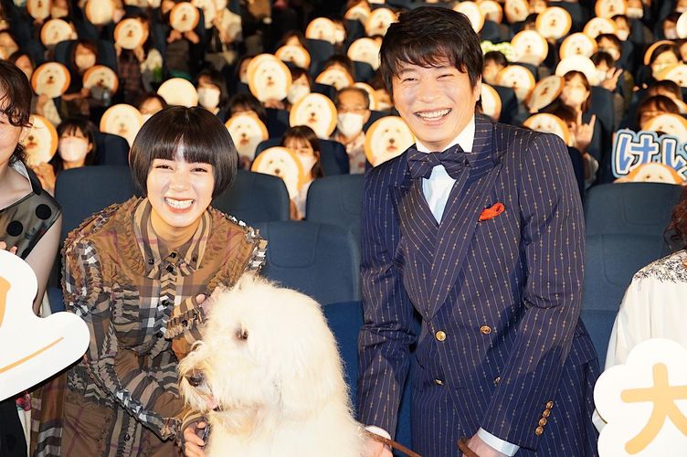 田中圭、相棒犬と客席を通って『ハウ』舞台挨拶に登場！“もう一度会いたい人”は犬好きだった「母ちゃん」