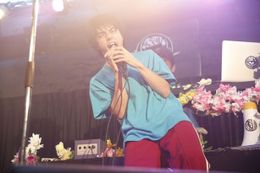 劇中でラップを披露する融役の村上。そのステージは圧巻！