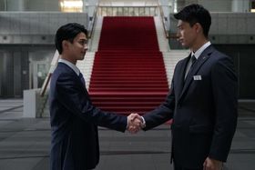 日本有数のメガバンクに同期入社したアキラとあきらは、互いの信念の違いから別々の道を歩み始める(『アキラとあきら』)