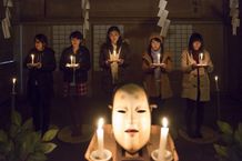 村を訪れた女子大生ら5人の女たちは奇妙な風習の餌食になってしまう