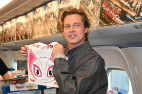 劇中のキャラクター「モモもん」のミニタオルと記念ショットを撮影するブラッド・ピット