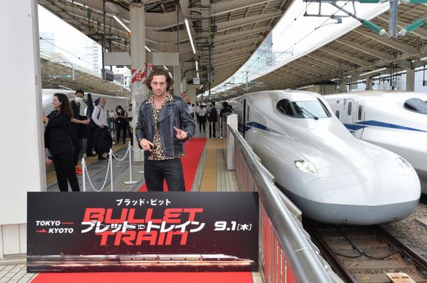 駅のホームでポーズを取るアーロン・テイラー＝ジョンソン