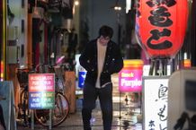 飲み屋街を虚ろな目で一人歩く慎一など、山田裕貴や松本まりからが演じるキャラクターを写した場面写真も多数解禁