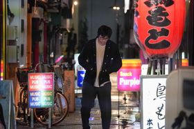 飲み屋街を虚ろな目で一人歩く慎一など、山田裕貴や松本まりからが演じるキャラクターを写した場面写真も多数解禁