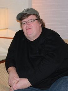 常にアグレッシブにアポなしの突撃取材を敢行してきたマイケル・ムーア監督