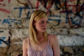 複雑な家庭で育った少女を演じたエル・ファニング(『20センチュリー・ウーマン』)