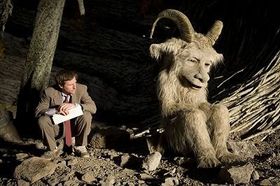 声を担当した俳優の実際の動きを参考に、超リアル“着ぐるみ"かいじゅうたちに演技をつける(“かいじゅう"のメイキング画像)