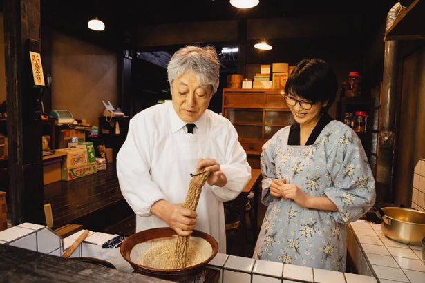 【写真を見る】通夜振る舞いの胡麻豆腐をつくる割烹着姿の ツトム(沢田研二)と真知子(松たか子)