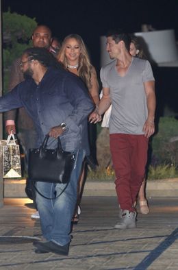 手を繋いでレストランから出てくるマライア・キャリーとブライアン・タナカ