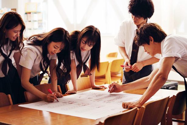 初めはバラバラだった6人は、“赤い人”に立ち向かうべく力を合わせていく