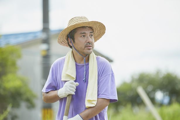 自称“ミニマリスト”の島田は家庭菜園で食材調達！(『川っぺりムコリッタ』)