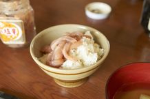 社長の沢田(緒方直人)がくれるイカの塩辛は山田家の定番オカズ！(『川っぺりムコリッタ』)