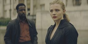 フリン(モレッツ)は先が見えない毎日に希望を失っていた