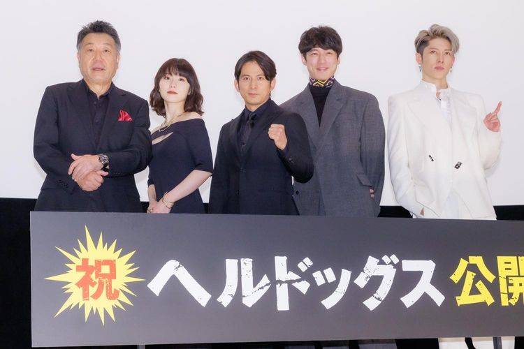 岡田准一、『ヘルドッグス』初日に“相棒”坂口健太郎と食事会。MIYAVIは「聞いてなかった…」純白スーツでボヤキ