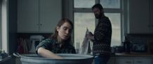夫婦で羊飼いをするマリアとイングヴァル(ヒルミル・スナイル・グズナソン)。”なにか”を子どものようにかわいがる2人だが…(『LAMB／ラム』)