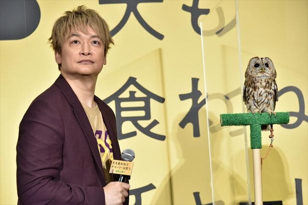 香取慎吾とチャーリー役のフクロウの2ショット！