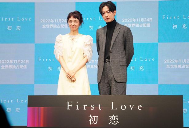 「TUDUM Japan」「First Love 初恋」のステージに登場した満島ひかり、佐藤健