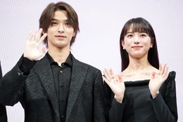 横浜流星は、コンビニのレジ袋がカバン代わり！素顔も明かされた