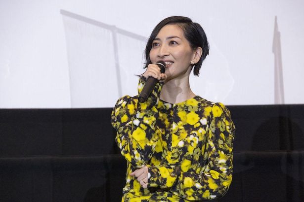 【写真を見る】明石さん役の坂本真綾。本作が産後初のアフレコだったそう