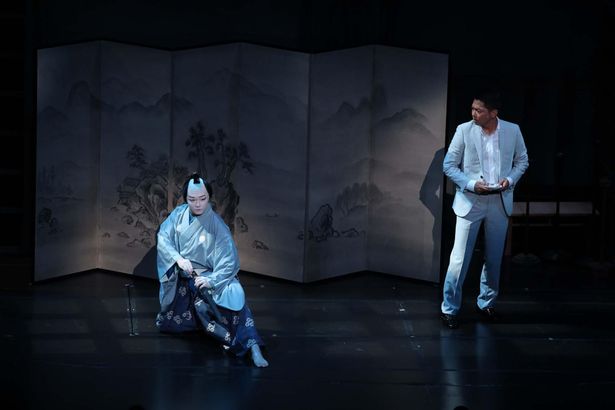 現代と室町時代を往来しながら物語が展開