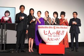 映画『七人の秘書 THE MOVIE』(公開中)の初日舞台挨拶。ラーメンどんぶりと一緒にフォトセッション！