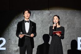 開幕式のMCを務めたリュ・ジュンヨルとチョン・ヨビン