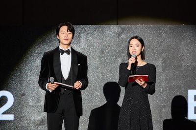 開幕式のMCを務めたリュ・ジュンヨルとチョン・ヨビン