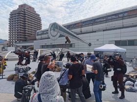 近未来な雰囲気漂う多摩モノレールの多摩センター駅をバックに撮影が行われた「ウルトラマントリガー」