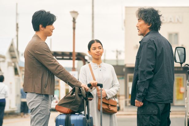 【写真を見る】誠治、息子の学とその婚約者のナディアを捉えた一枚