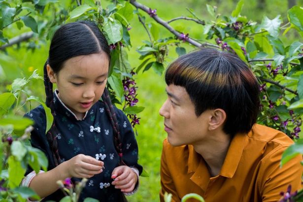 実の兄妹のように暮らすヤンとミカ。2人のふれあいにも心があたたまる(『アフター・ヤン』)