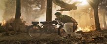 素手でバイクをキャッチするなど、ありえないアクションが満載！『ＲＲＲ』の見どころを試写会コメントでチェック