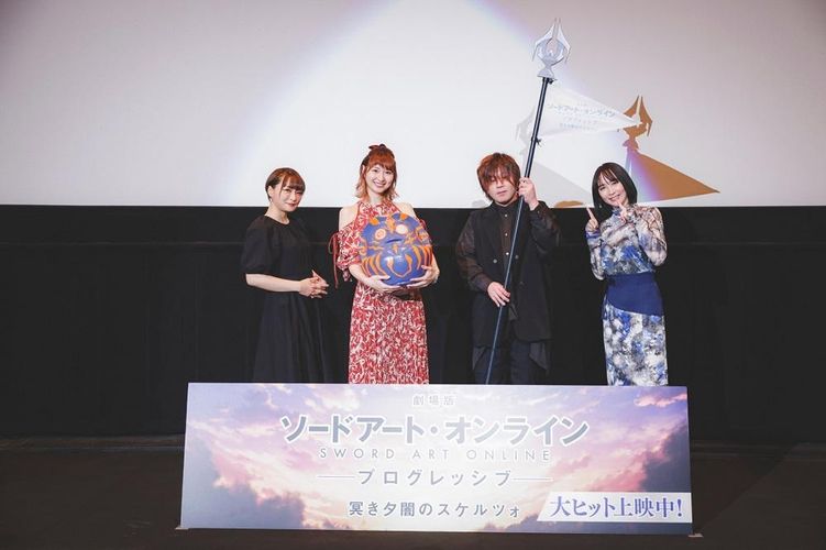 戸松遥がダルマの目入れ、松岡禎丞がくす玉を割り「ソードアート・オンライン」アニメ10周年をファンとお祝い！