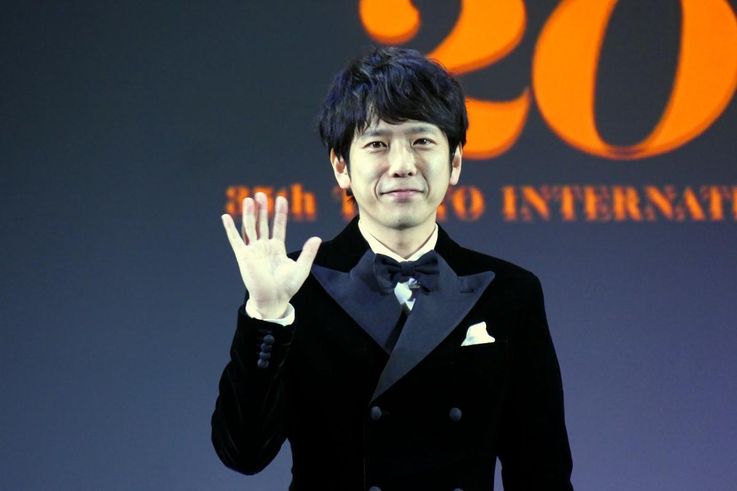 第35回東京国際映画祭のオープニングセレモニーに登壇した二宮和也
