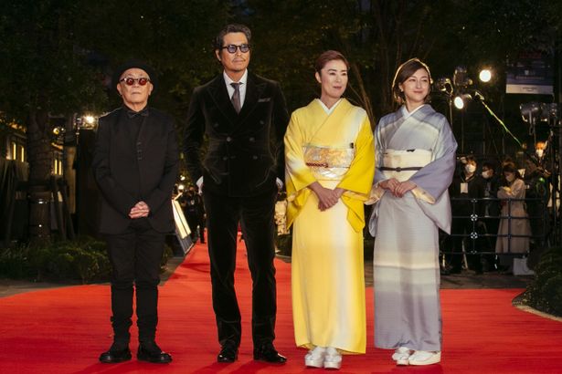 豊川悦司は深いグリーンのベルベッドスーツ