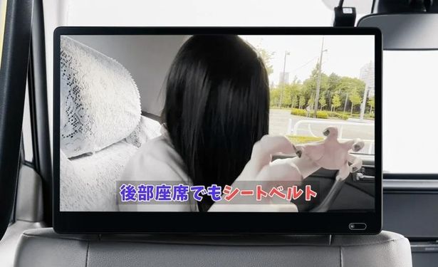 後部座席モニターでは貞子がメッセージをお届け