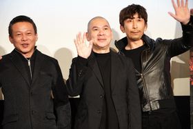 笑顔で手を振ったツァイ・ミンリャン(中央)