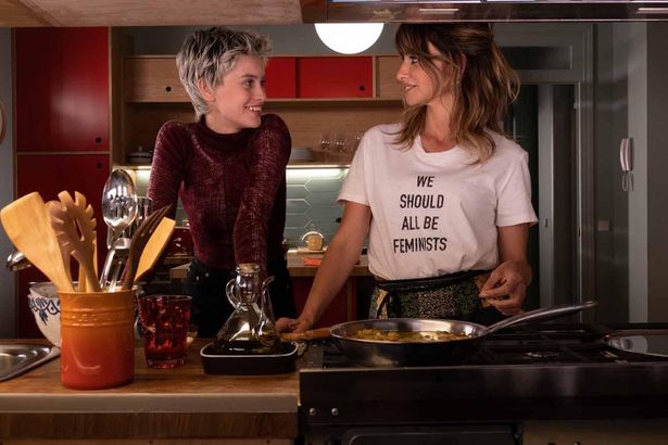 「WE SHOULD ALL BE FEMINIST」Tシャツをまとうジャニス。このスローガンはナイジェリア出身の女性作家チママンダ・ンゴズィ・アディーチェのスピーチが基になっている(『パラレル・マザーズ』)