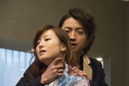 女性編集者の首を絞めながら要求を突きつける曾根崎雅人(藤原竜也)