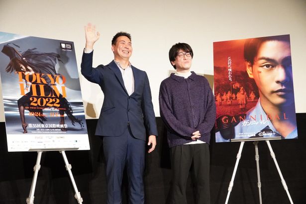 【写真を見る】第35回東京国際映画祭に登場した片山慎三監督と脚本の大江崇允