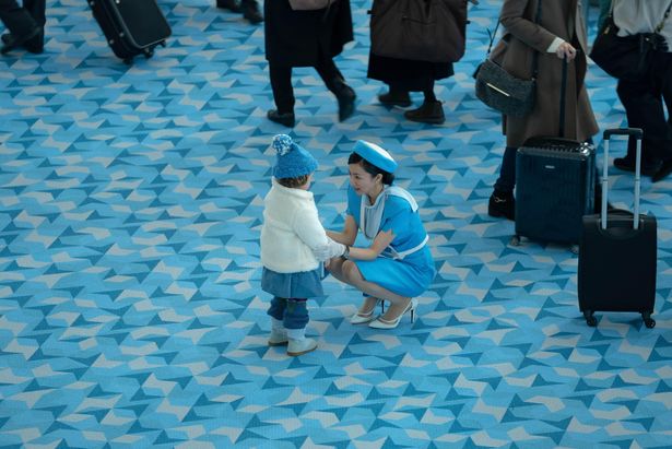 【写真を見る】子どもをあやすCA姿の満島ひかり