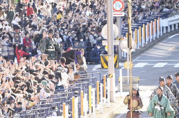 沿道の観覧席は1万5000人の観客で埋め尽くされた