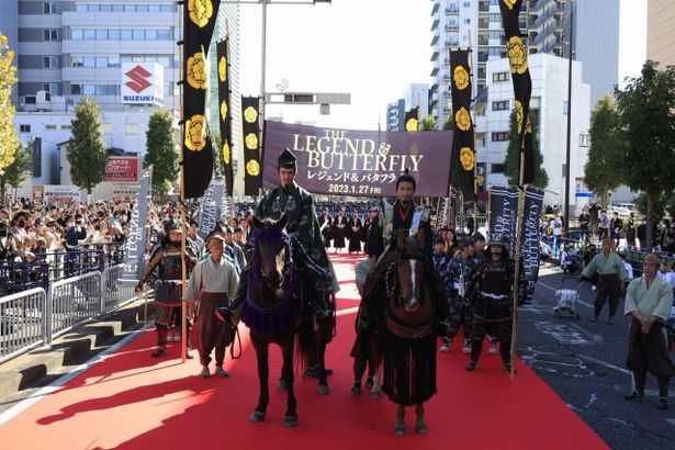 【写真を見る】連日ニュースとなっていたぎふ信長まつり。木村拓哉と伊藤英明の登場に、ギャラリーは歓喜！