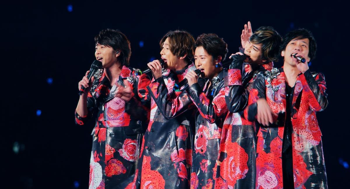 嵐、デビュー日に『ARASHI 5×20 FILM』“声出しOK”応援上映が開催