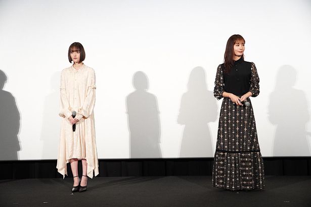 【写真を見る】中村ゆりは黒、玉城ティナは白のドレスで登場！